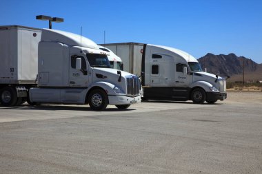 Nevada / Usa - 22 Ağustos 2015: Nevada Çölü, Amargosa Vadisi, Nevada 'daki 51. Bölge Uzaylı Merkezi yakınlarındaki bir benzin istasyonu 