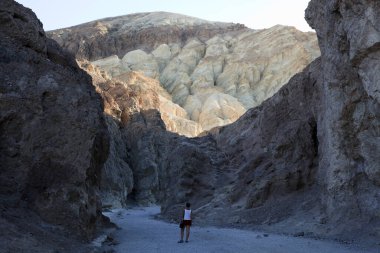 Kaliforniya / Usa - 22 Ağustos 2015: Ölüm Vadisi Ulusal Parkı 'ndaki Golden Canyon manzarası, Usa