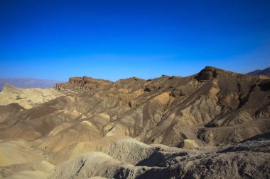 Kaliforniya / Usa - 22 Ağustos 2015: Zabriskie çevresindeki manzara ve kaya oluşumları Ölüm Vadisi Ulusal Parkı, Kaliforniya, Usa