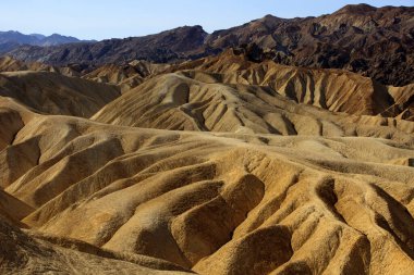 Kaliforniya / Usa - 22 Ağustos 2015: Zabriskie çevresindeki manzara ve kaya oluşumları Ölüm Vadisi Ulusal Parkı, Kaliforniya, Usa