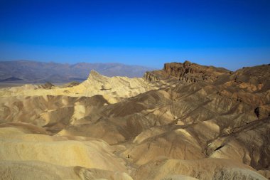 Kaliforniya / Usa - 22 Ağustos 2015: Zabriskie çevresindeki manzara ve kaya oluşumları Ölüm Vadisi Ulusal Parkı, Kaliforniya, Usa
