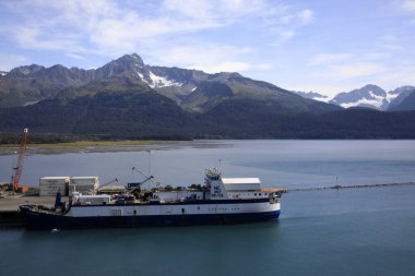 Seward, Alaska / Usa - 08 Ağustos 2019: Seward liman manzaralı yolcu gemisi, Seward, Alaska, Usa