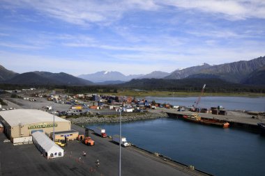 Seward, Alaska / Usa - 08 Ağustos 2019: Seward liman manzaralı yolcu gemisi, Seward, Alaska, Usa