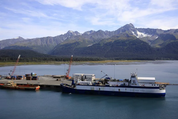Seward, Alaska / Usa - 08 Ağustos 2019: Seward liman manzaralı yolcu gemisi, Seward, Alaska, Usa