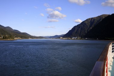 Juneau, Alaska / Usa - 08 Ağustos 2019: Juneau, Alaska, Usa yakınlarındaki gemi güvertesinden görüntü