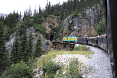 Skagway, Alaska / Usa - 10 Ağustos 2019: Beyaz geçiş treni, Skagway, Alaska, Usa