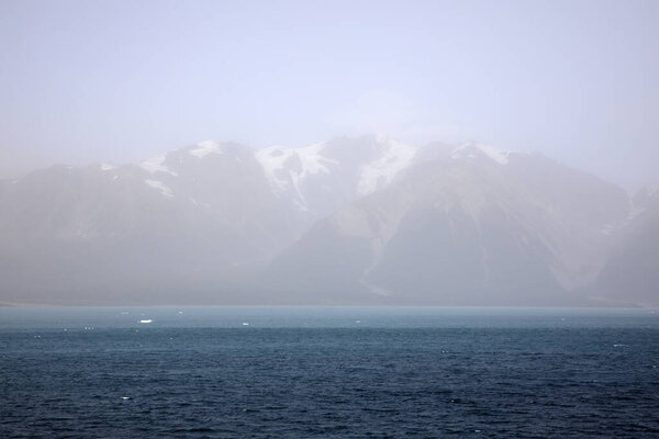 Ледник Хаббард, Аляска / США - 08 августа 2019 года: вид с круизной палубы рядом с ледником Хаббард, Сьюард, Аляска, США
