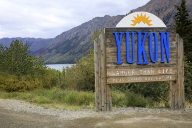 Yukon, Kanada / Usa - 10 Ağustos 2019: Yukon ahşap tabelası, Yukon, Kanada, Usa