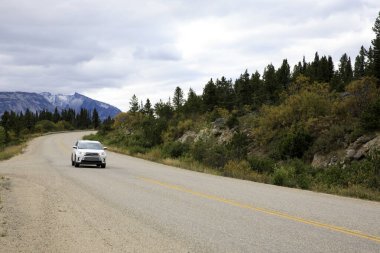 Yukon, Kanada / Usa - 10 Ağustos 2019: Yukon yol manzarası, Yukon, Kanada, Usa