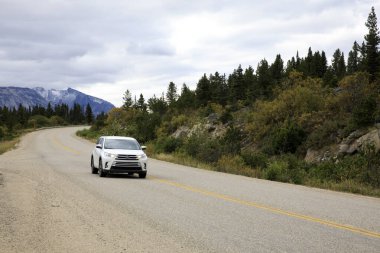 Yukon, Kanada / Usa - 10 Ağustos 2019: Yukon yol manzarası, Yukon, Kanada, Usa