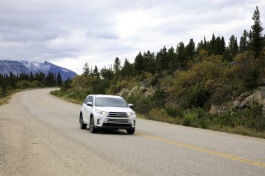 Yukon, Kanada / Usa - 10 Ağustos 2019: Yukon yol manzarası, Yukon, Kanada, Usa