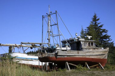 Strait Point, Alaska / Usa - 13 Ağustos 2019: Strait Point, Alaska, Usa 'da eski bir balıkçı teknesi