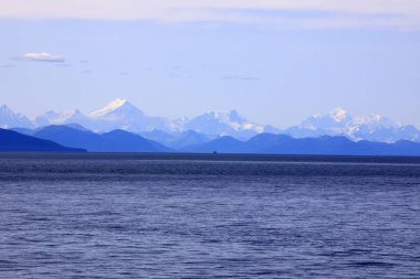 Alaska / Usa - 15 Ağustos 2019 Alaska kıyı şeridi manzaralı bir yolcu gemisi güvertesi, Alaska, Usa