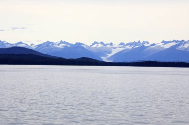 Alaska / Usa - 15 Ağustos 2019 Alaska kıyı şeridi manzaralı bir yolcu gemisi güvertesi, Alaska, Usa