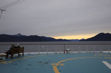 Alaska / Usa - 15 Ağustos 2019 Alaska kıyı şeridi manzaralı bir yolcu gemisi güvertesi, Alaska, Usa