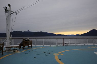 Alaska / Usa - 15 Ağustos 2019 Alaska kıyı şeridi manzaralı bir yolcu gemisi güvertesi, Alaska, Usa