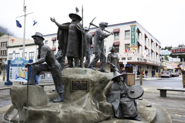 Ketchikan, Alaska / Usa - 15 Ağustos 2019: Ketchikan kasabasındaki kaya anıtı, Alaska, Usa