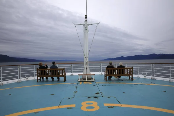 アラスカ アメリカ 2019年8月15日 クルーズ船デッキからのアラスカの海岸線ビュー アラスカ アメリカ — ストック写真