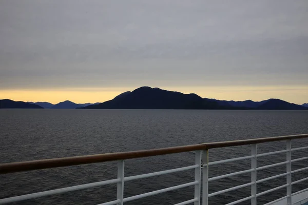 アラスカ アメリカ 2019年8月15日 クルーズ船デッキからのアラスカの海岸線ビュー アラスカ アメリカ — ストック写真
