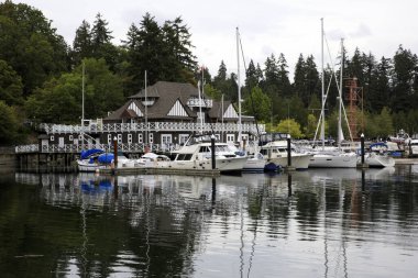 Vancouver, Amerika - 18 Ağustos 2019: Stanley Park, Vancouver, Amerika yakınlarında küçük bir liman