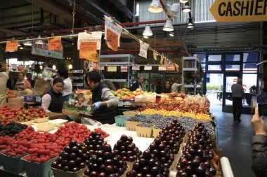 Vancouver, Amerika - 18 Ağustos 2019: Granville Adası Halk Pazarı, Vancouver, Amerika