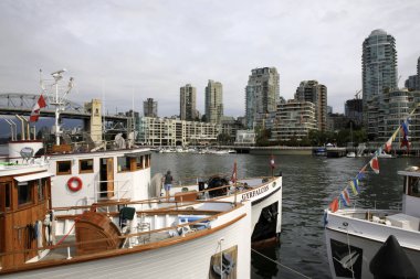 Vancouver, Amerika - 18 Ağustos 2019: False Creek Körfezi 'ndeki tekneler Granville sokak köprüsü, Vancouver, Amerika