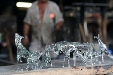 Algaida Es Pla, Mayorka / İspanya - 25 Ağustos 2016: El yapımı cam üretim fabrikası Guardiola, Algaida Es Pla, Mallorca, Balearic Adaları, İspanya.   