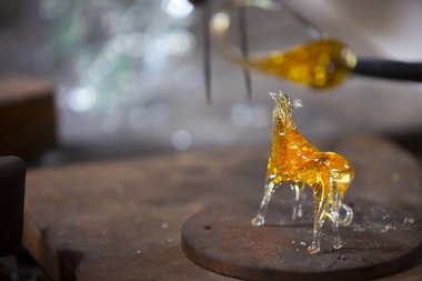 Algaida Es Pla, Mayorka / İspanya - 25 Ağustos 2016: El yapımı cam imalat fabrikası Guardiola, Algaida Es Pla, Mallorca, Balearic Adaları, İspanya.  