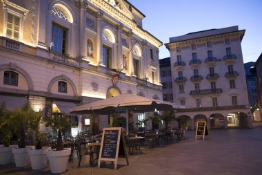 Lugano / İsviçre - 01 Haziran 2019: Şehir merkezindeki bir bar ve belediye binası, Lugano, İsviçre, Avrupa