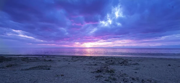 진홍색 석양에 비치는 해변. Part2. — 스톡 사진
