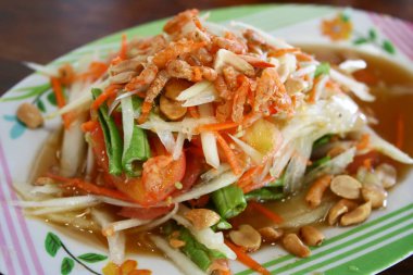 Yeşil papaya salatası (Som Tam), ünlü Tayland baharatlı yemeği.