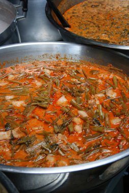 Tepo Pork Curry, Tayland körili domuz eti ve sabah zaferi, geleneksel Tayland yemeği.