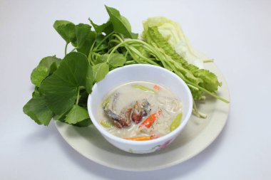 Beyaz arka planda izole edilmiş taze sebzelerle servis edilen yengeç soslu soya fasulyesi.