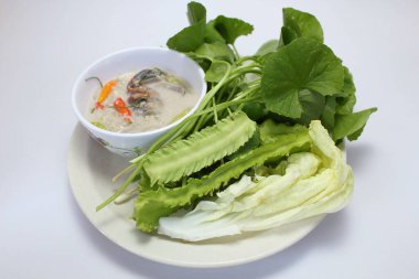 Beyaz arka planda izole edilmiş taze sebzelerle servis edilen yengeç soslu soya fasulyesi.