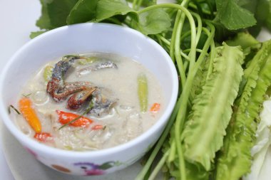 Beyaz arka planda izole edilmiş taze sebzelerle servis edilen soya fasulyesi sosu, yakın görüş.