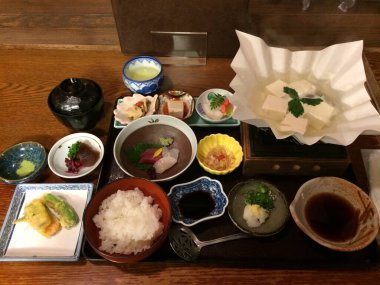 Kaiseki ve Yudofu (Haşlanmış Tofu) Japonya 'nın Kyoto şehrinde çok lezzetlidir.