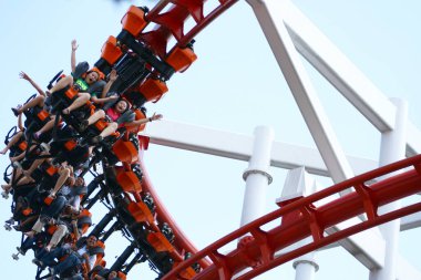 Tema Parkı 'nda Turistler ve Gökyüzü Altlığı