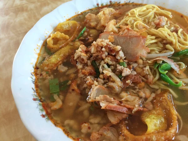 タイ麺のスープを閉じ 豚肉もトム ユムとして知られています — ストック写真