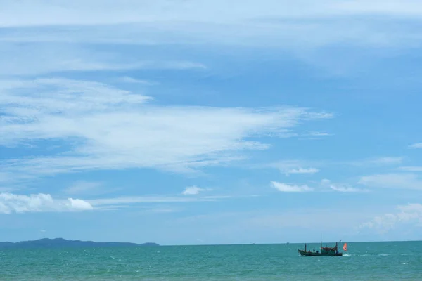 Prachtig Zeestrand Met Houten Vissersboot Blauw Water Lucht Met Pluizige — Stockfoto