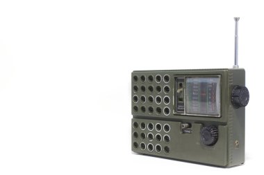 eski vintage transistörlü radyo beyaz zemin üzerine izole