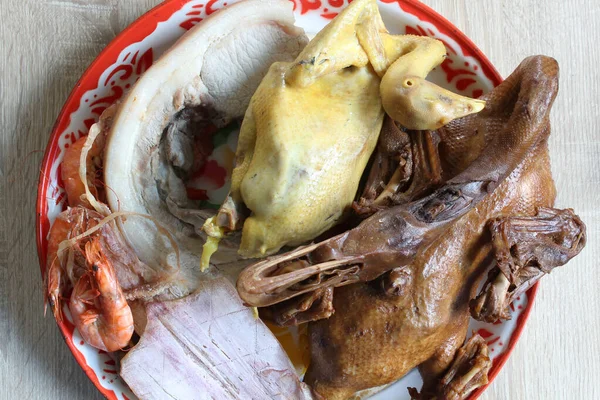 煮込み鴨 煮込み鶏 煮込み豚肉 ゆで卵 干物イカを蒸し先祖への敬意を払うか 中国文化 クローズアップビューで神への犠牲を提供 — ストック写真