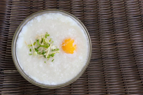 お気に入りの朝食 ポークチョップのお粥や粥 ゆで卵 ガラスボウルに野菜とガーニッシュのトップビュー — ストック写真