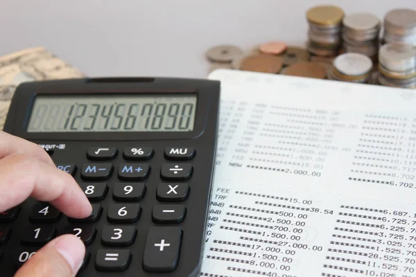 普通預金口座の帳簿と計算機で計算すると財務諸表の計算 家庭での財務の概念 ストック写真