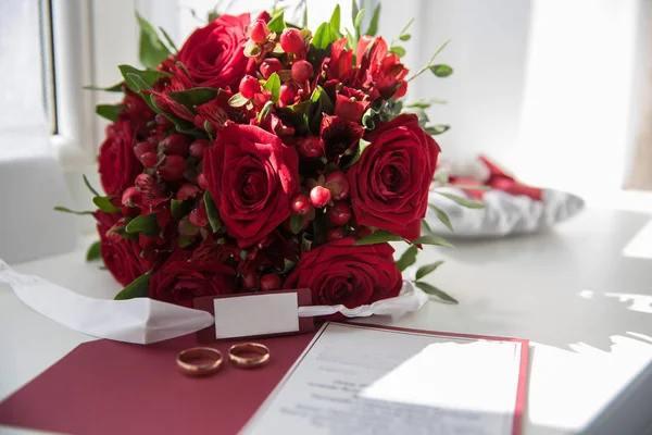 아름다운 꽃다발을 배경으로 상자에 결혼반지 — 스톡 사진