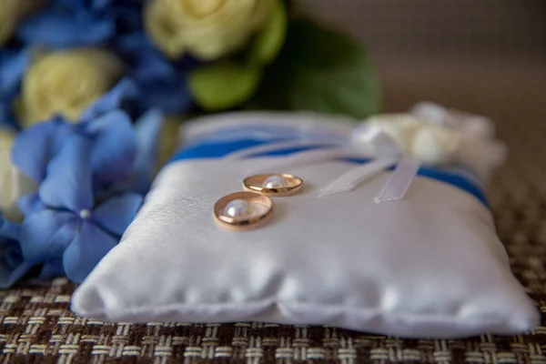 Wedding Rings White Pillow — Stock Photo, Image