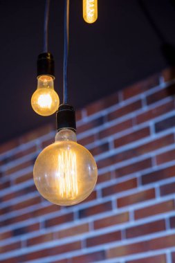 Kafelerde büyük sarı ampuller