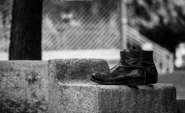 Terk edilmiş ayakkabılar parkta