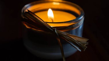 Gece mumu alevi yanıyor