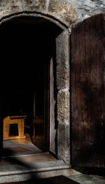 Duvardaki eski ahşap kapı.