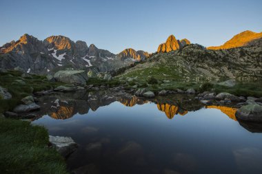 Ibon Grande de Batisielles 'de gün doğumu, Posets Maladeta Doğa Parkı, İspanya